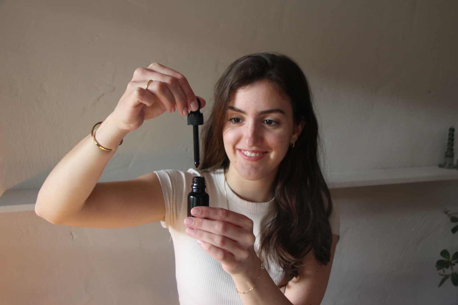 Enya-Marie mit einem Tintenfläschchen in ihrem Atelier